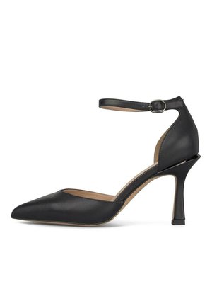 Zapato de tacón alto de cuero negro con punta en punta, correa en el tobillo con hebilla plateada, tacón de aguja delgado y respaldo cerrado.