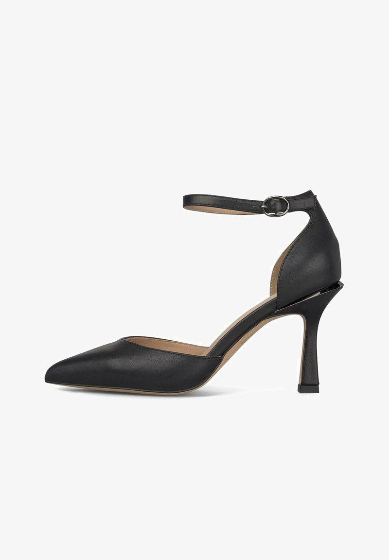 Zwarte leren pumps met spitse neus, enkelbandje met zilveren gesp, slanke stilettohak en dichte achterkant.