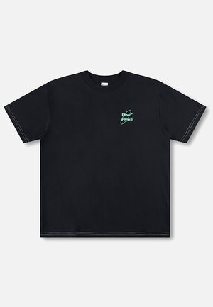 Sort kortærmet t-shirt med lysegrøn "Bamki Projects" tekst og cirkulært design på venstre bryst, hvid syning på ærmer og kant.