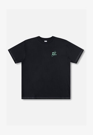 Μαύρο κοντομάνικο t-shirt με ανοιχτοπράσινο κείμενο "Bamki Projects" και κυκλικό σχέδιο στο αριστερό στήθος, λευκή ραφή στα μανίκια και στο τελείωμα.