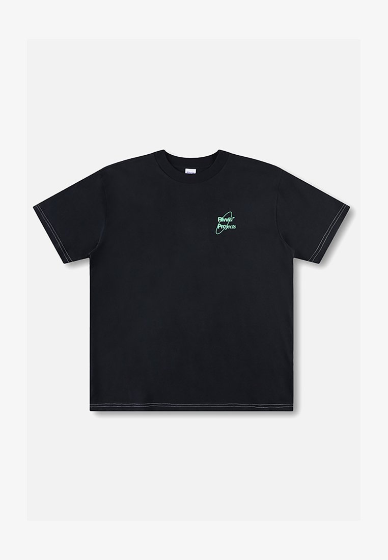 Μαύρο κοντομάνικο t-shirt με ανοιχτοπράσινο κείμενο "Bamki Projects" και κυκλικό σχέδιο στο αριστερό στήθος, λευκή ραφή στα μανίκια και στο τελείωμα.