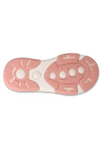 Podeszwa sneakerów z różową gumową podstawą, teksturowaną białą wkładką, heksagonalnymi wzorami i podwyższonymi uchwytami dla lepszej przyczepności.