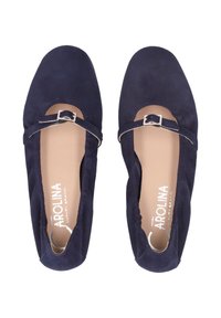 Bailarinas de ante en color azul marino con punta redondeada y detalle de hebilla plateada. Textura suave y bordes elásticos para mayor comodidad. Diseñadas para un ajuste seguro.