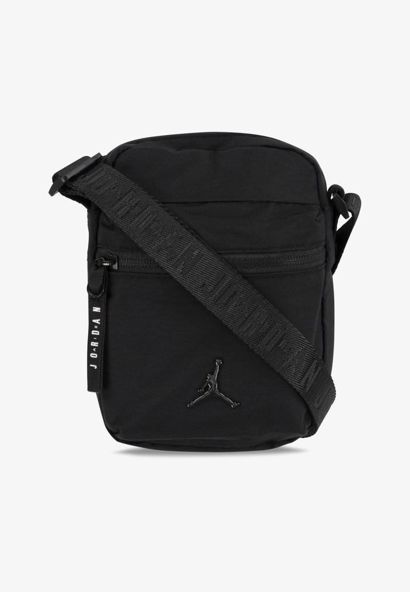 Borsa a tracolla nera realizzata in tessuto resistente, dotata di una tasca con zip, cinturino testurizzato con il testo "JORDAN" e un accento del logo sul davanti.