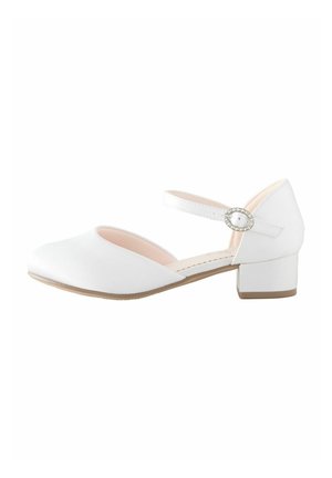 Weißer Schuh mit Knöchelriemen, runder Spitze, niedrigem Blockabsatz, glattem Obermaterial und dekorativem Schnallenakzent. Weiche rosa Innenausstattung.