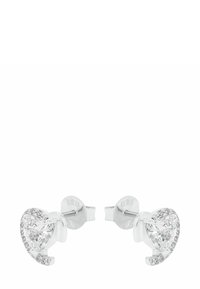 Pendientes de stud en forma de corazón de plata con una gema central clara, rodeada de pequeñas piedras claras, que exhiben un acabado pulido.