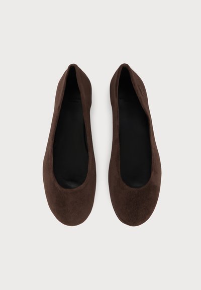 Paire de ballerines en daim marron avec bouts arrondis et semelles intérieures noires sur fond blanc.