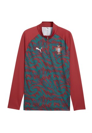 Rode sporttop met lange mouwen met een groenblauw abstract patroon, halve ritssluiting aan de voorkant, Puma-logo op de rechterborst en het Portugese voetbalwapen op de linkerborst.