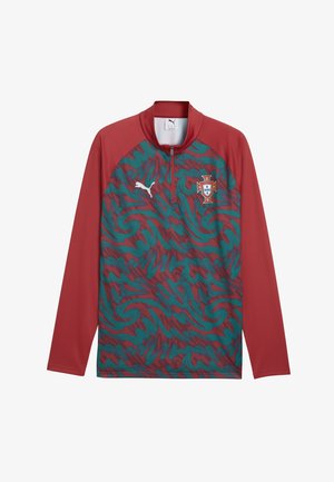 Top deportivo rojo de manga larga con patrón abstracto en verde azulado, media cremallera en el frente, logo de Puma en el pecho derecho y escudo de fútbol de Portugal en el pecho izquierdo.