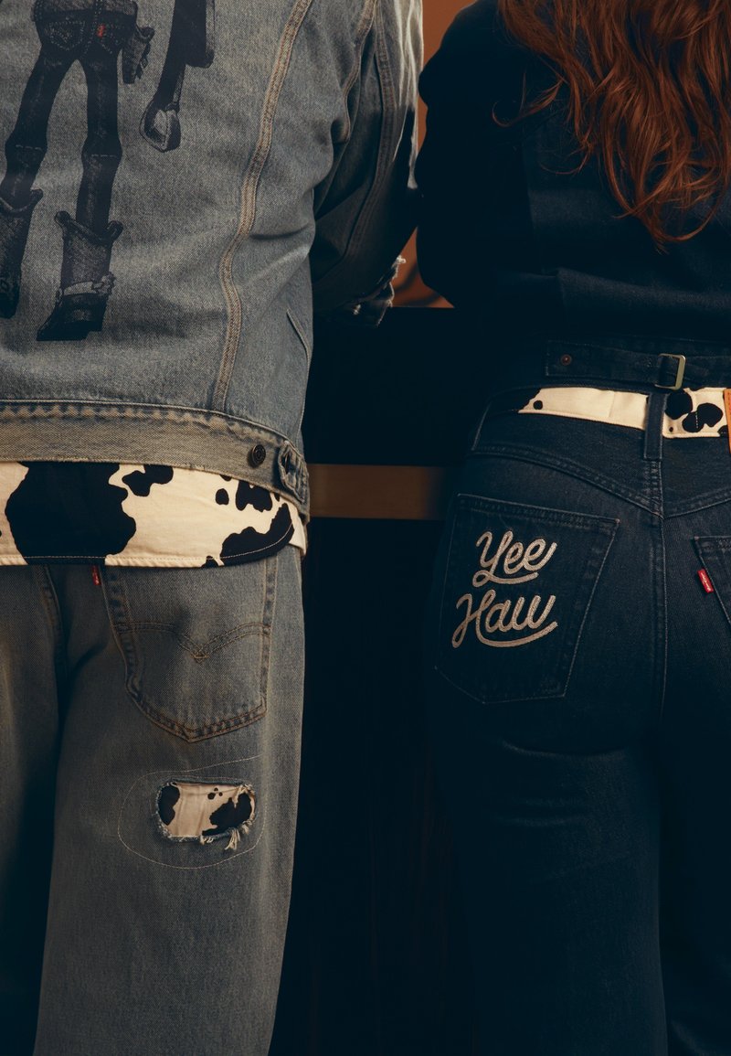 Denimjakker og jeans med cow-print accenter, slidte detaljer og broderet tekst. Blå og sorte nuancer med unikke mønstre.