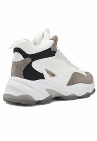 Sneaker alte con un corpo in pelle bianca, dettagli in suede grigi e particolari neri. Presentano una suola testurizzata e un tassello posteriore per la presa.