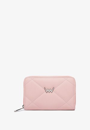 Rosa gesteppte Lederbrieftasche mit silberner Hardware, mit einem auffälligen Logo und einem Reißverschluss. Glatte Textur mit Diamantmuster-Details.