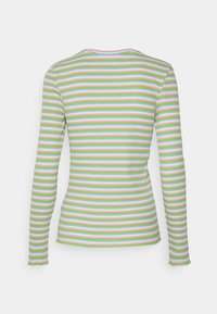 Langsleeve ribbel top in afwisselende groene, roze en witte strepen. Heeft een ronde halslijn en een slim-fit silhouet met onafgebroken zomen.