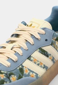adidas Originals SAMBAE X LIBERTY LONDON - Tenisice - cream white/tactile blue/gold metallic