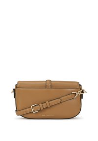 Borsa a tracolla in cuoio di colore tan con una forma strutturata, hardware dorato, una tracolla regolabile e chiusura a patta superiore. Dettagli neri sui bordi.