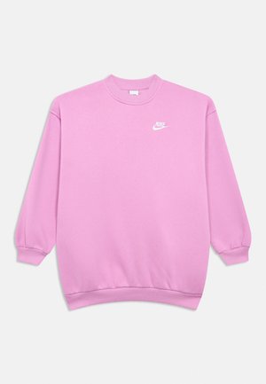 Różowa bluza Nike z długim rękawem, z prążkowanymi mankietami i dołem, z małym białym logo Nike na lewej stronie klatki piersiowej.