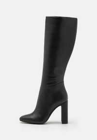 Knöchelhohes schwarzes Lederstiefel mit spitzer Zehe und hohem Blockabsatz. Glatte Textur mit minimalistischem Design und ohne sichtbare Beschläge.