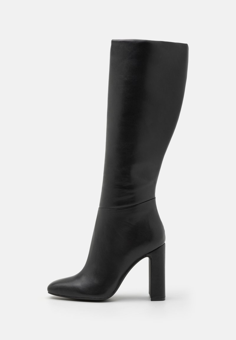 Knöchelhohes schwarzes Lederstiefel mit spitzer Zehe und hohem Blockabsatz. Glatte Textur mit minimalistischem Design und ohne sichtbare Beschläge.