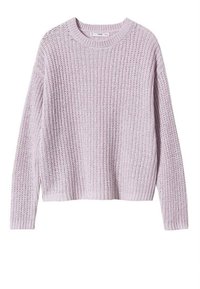 Vaaleanpunertava neulepaita pyöreällä pääntiellä, pitkillä hihoilla ja väljällä istuvuudella. Kankaassa on hienovarainen avoimen kudoksen kuvio.