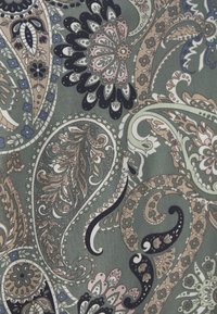 Țesătură cu un model paisley în nuanțe de verde, bleumarin, roz și bej, cu elemente florale și spirale intricate.