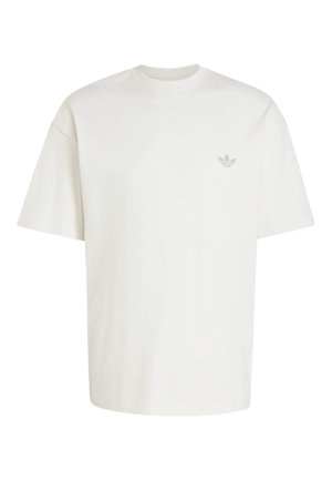 Prosty biały oversize t-shirt z krótkimi rękawami i małym szarym logo Adidas na lewej piersi.
