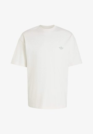Prosty biały oversize t-shirt z krótkimi rękawami i małym szarym logo Adidas na lewej piersi.