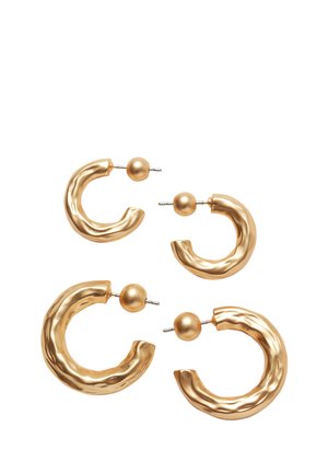 Vier goldfarbene Creolen mit einer gehämmerten Textur und Kugelsteckern vor einem weißen Hintergrund, angeordnet mit zwei kleineren und zwei größeren Paaren.