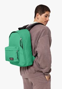 Eastpak OUT OF OFFICE - Dagryggsäck - gem green