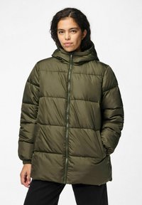 Olišu zaļš pūkains jaka ar kapuci, ar rāvējslēdzēju priekšā, izšūtu tekstūru, elastīgām aprocēm un sānu kabatām papildus funkcionalitātei.