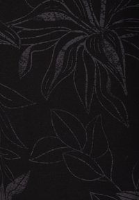 Tissu noir avec un motif floral subtil en gris foncé. La texture semble lisse avec de légères variations d'ombrage.