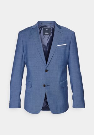 Blazer azul xadrez com dois botões pretos, lapelas com corte em notch, um lenço de bolso branco, e dois bolsos frontais. Forro interior.