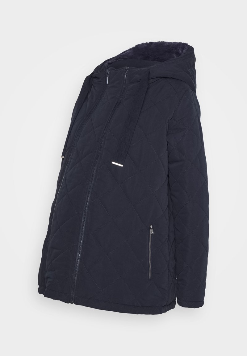 Veste de maternité matelassée bleu marine avec capuche, fermeture éclair frontale, cordons ajustables et poches latérales zippées, présentée sur un fond blanc.