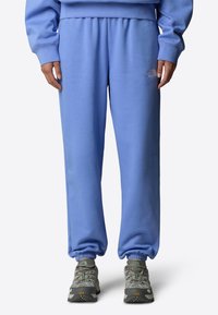 Hellblaue Sweatpants mit elastischem Bund und Knöchelbündchen, mit dezentem Logodetail. Hergestellt aus weichem Baumwollmischgewebe.