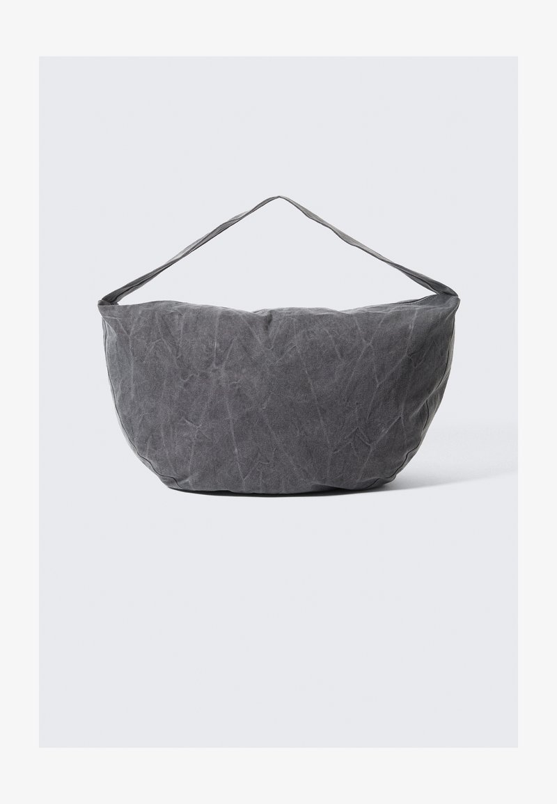 Borsa in tessuto grigio a forma arrotondata con una sola tracolla. Superficie texturizzata con pieghe visibili, design minimalista e senza accessori.
