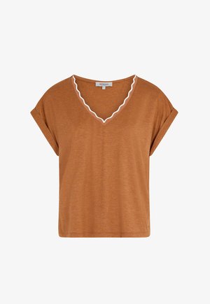 Chemise à manches courtes de couleur rouille avec des revers retroussés et une bordure blanche festonnée le long du col en V.