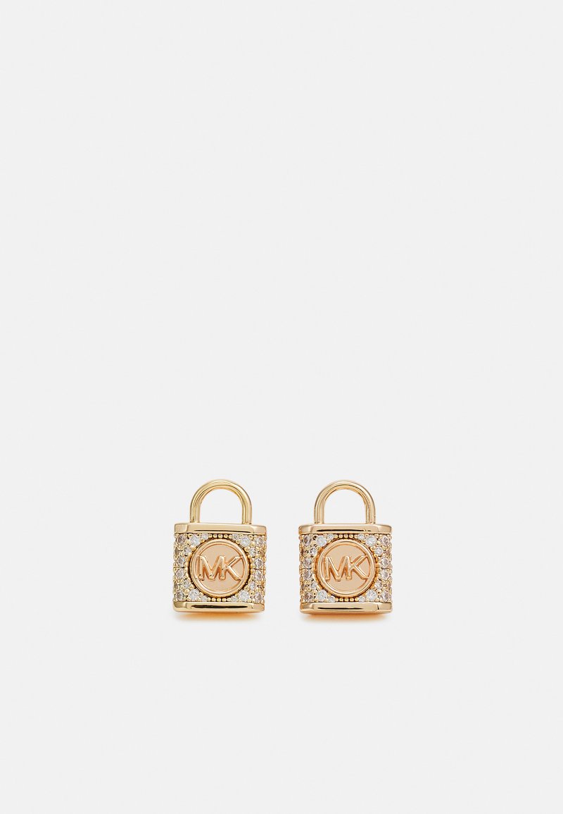 Boucles d'oreilles en métal doré en forme de cadenas, avec un logo central et des accents de cristaux scintillants, un dessus arrondi et un corps texturé.