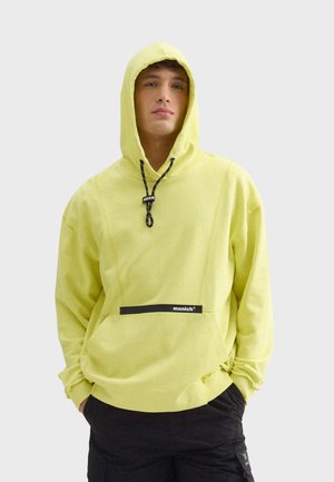 Limegrüner Hoodie mit einer Fronttasche, verstellbarem Kordelzug an der Kapuze und kontrastierendem schwarzen Logo-Akzent. Weicher Stoff und lässige Passform.