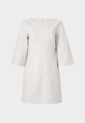 Heledhall hallitav naha kleit sileda tekstuuriga, paadi kaelus ja kolmandikvarrukad. Omab krokodilli naha mustrit ja sirget lõiget.