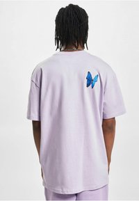 Upscale by Mister Tee LE PAPILLON OVERSIZE  - T-shirts med print - lilac