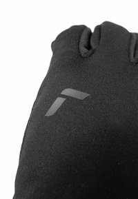 Schwarzer Stoffhandschuh mit glatter Textur, der ein auffälliges Logo in einem dunkleren Schwarzton im Bereich des Handgelenks aufweist.