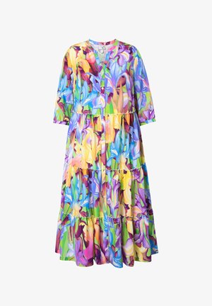 Kukka-aiheinen mekko, jossa on kirkkaat värit, lyhyet hihat, napit edessä ja kerroksellinen röyhelömuotoilu. Valmistettu kevyestä kankaasta.