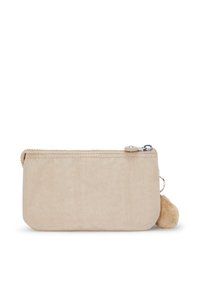 Beige stofpose med lynlås, afrundede kanter og en blød pom-pom accent hængt på en metalnøglering. Tekstureret overflade.