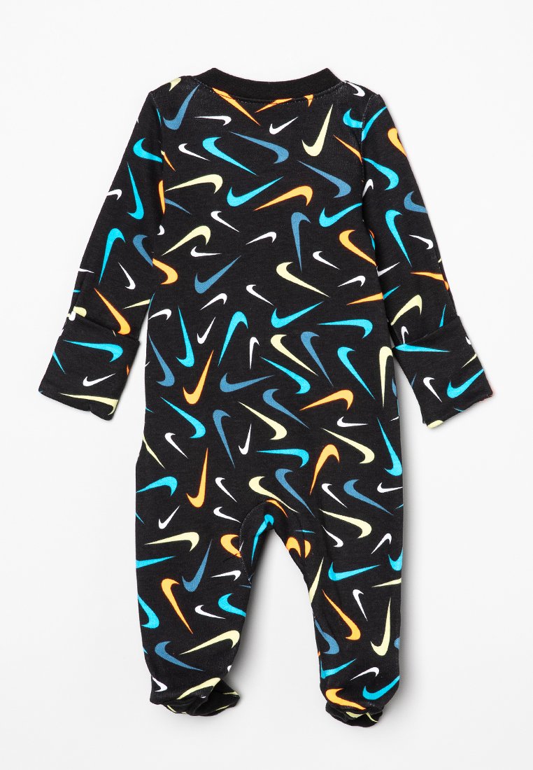Une combinaison noire avec un motif en forme de swoosh multicolore dans des teintes de bleu, orange, jaune et blanc. Design à manches longues avec pieds. Tissu doux au toucher.