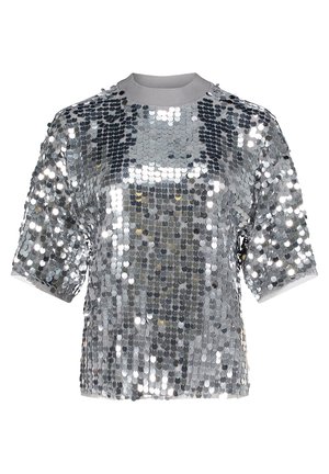 Srebrna bluzka na krótkie rękawy z okrągłym dekoltem. Posiada teksturowaną powierzchnię z lustrzanych dysków; luźny, wygodny krój dla komfortu.