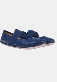 Niebieskie skórzane buty z okrągłym noskiem, z elastycznymi paskami na górze oraz wyściełaną, jasną podeszwą.