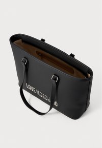 Μαύρη τσάντα tote από λείο συνθετικό υλικό. Διαθέτει ασημένιο λογότυπο "LOVE MOSCHINO" μπροστά, διπλές λαβές και εσωτερική τσέπη με φερμουάρ.