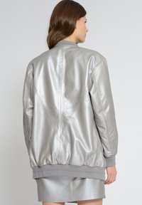 Maze IM METALLIC LOOK - Kurtka skórzana