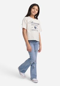 Abercrombie & Fitch HIGH RISE FLARE FLORAL - Vaqueros bootcut - mottled light blue