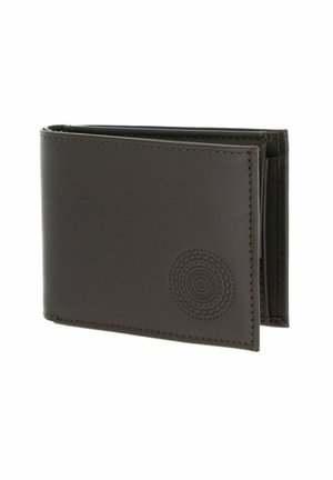 Portefeuille bifold en cuir brun foncé avec motif circulaire embossé à l'avant, montré partiellement ouvert sur fond blanc.