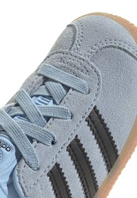 adidas Originals GAZELLE COMFORT CLOSURE ELASTIC LACES KIDS - Športni copati - clear sky/core black/solar orange